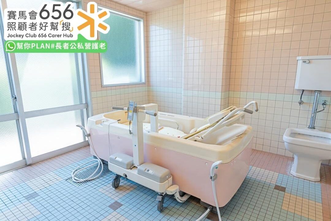 骨折出院照顧全攻略!長者骨折出院準備流程、家居改造及復康資源 4 長者骨折出院後浴室加裝洗澡椅提升安全性